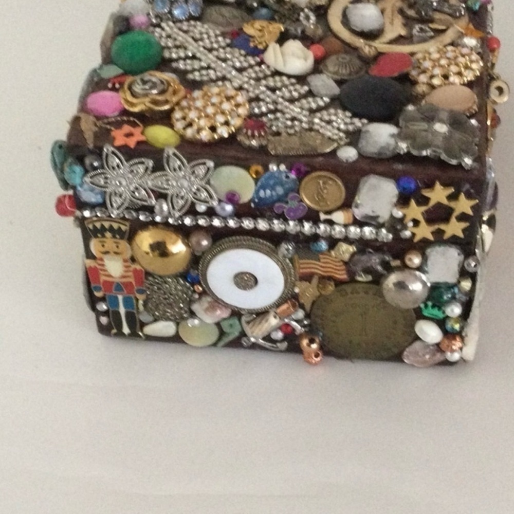 Vintage Treasure Jeweled Wooden Lined Box - Picture 4 of 9